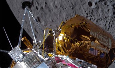 1st US spacecraft to make moon landing in half century runs into snag