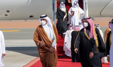 Qatar ruler lands in Saudi Arabia for summit to end blockade