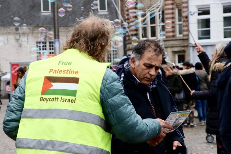 DUTCH ACTIVIST STAGES SOLITARY PROTEST AGAINST ISRAELI PERSECUTION