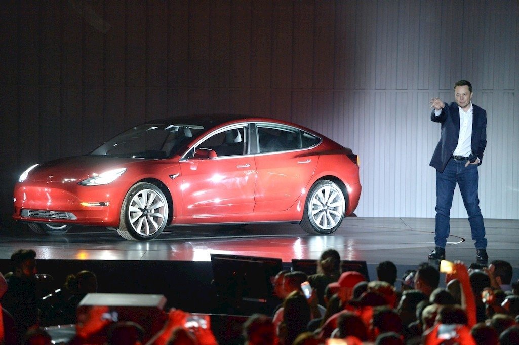 TESLA’NIN BAŞI DERTTE
