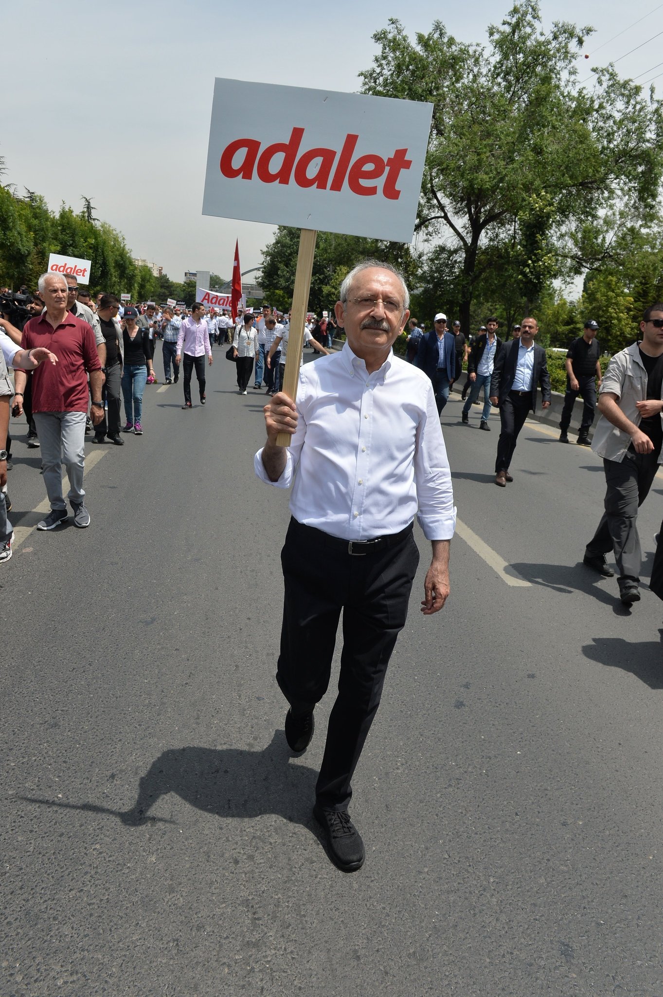 Gölgesi devekuşu olanın…  Yanında yürüyenler