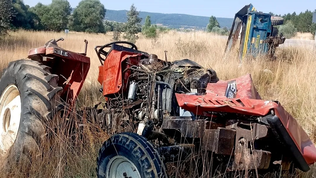 KÜTAHYA’DA TIRIN ÇARPTIĞI TRAKTÖRÜN SÜRÜCÜSÜ HAYATINI KAYBETTİ.