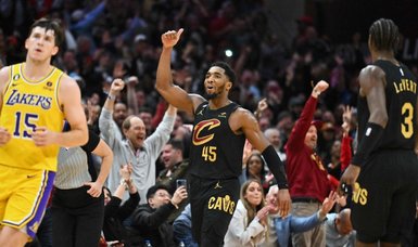 Donovan Mitchell's 43 points help Cavs sink Lakers