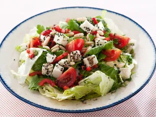 Baharat Soslu Peynirli Salata