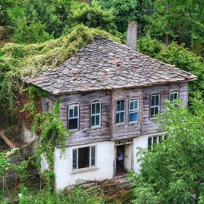 Geniş saçaklar ve dört yöne eğimli kırma çatı