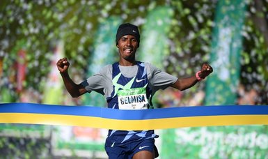 Ethiopia's Gelmisa wins Paris marathon, Kenyan Jeptum sets course record