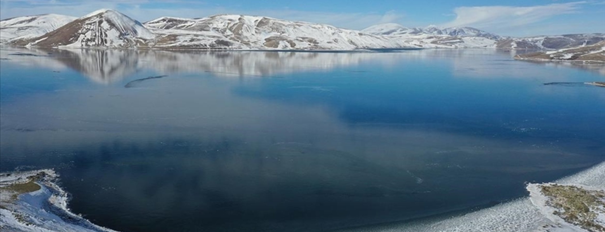Ağrı’da bulunan Balık Gölü’nün yüzeyi buz tuttu