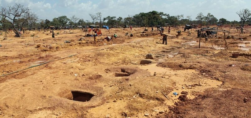 AT LEAST 10 DEAD IN NORTHEAST GUINEA GOLD MINE COLLAPSE