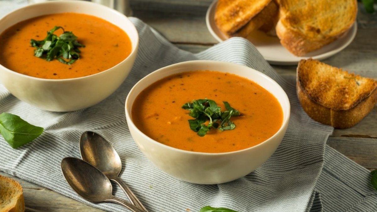 Fesleğenli Sütlü Domates Çorbası