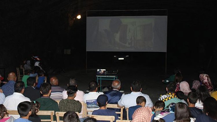 Tuz mağarasında sinema keyfi