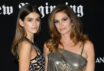 Kaia Gerber, Süper Model Annesi Crawfordun 55. Yaşını Özel Bir Fotoğrafla Kutladı