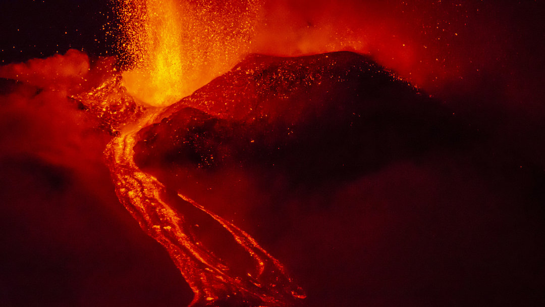 ETNA YANARDAĞI KÜL VE LAV PÜSKÜRTTÜ