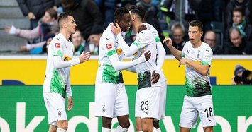 Patrick Herrmann double keeps Borussia Moenchengladbach top of the Bundesliga