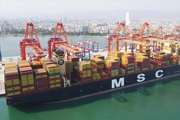 Kapasitesi artırılan Mersin Limanı’nın yeni terminaline 400 metrelik konteyner gemisi yanaştı