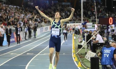 Ingebrigtsen sets world record for indoor 1,500m