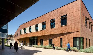 Okullar satılıp yerine hastane açılıyor