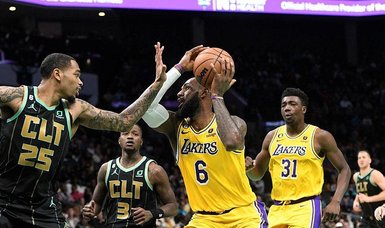 LeBron James scores 43 as Lakers avenge loss to Hornets