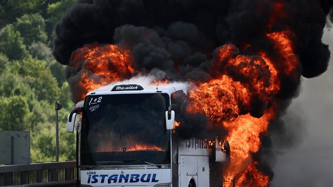 YOLCU OTOBÜSÜ ALEV ALEV YANDI