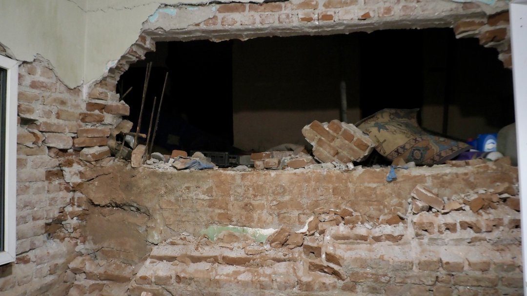 TÜNEL İNŞAATI EVİN DUVARINI YIKTI