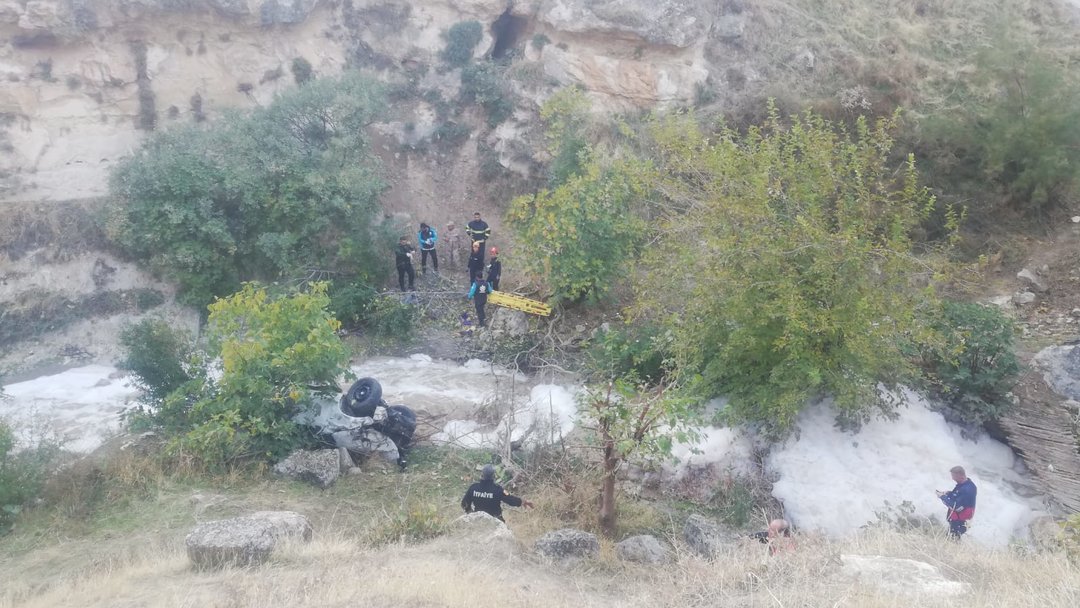 OTOMOBİL ŞARAMPOLE UÇTU