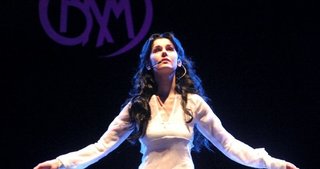 Konserini yarıda kesip ezanı dinledi