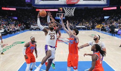 LeBron James scores 40 as Lakers top Thunder