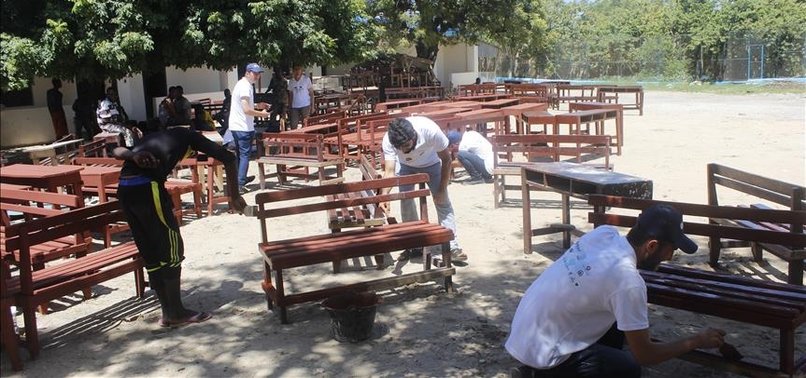 TURKISH STUDENTS GO TO SOMALIA TO RENOVATE SCHOOL