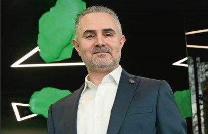 Kendiişiniyıkmakiçinçalışıyor