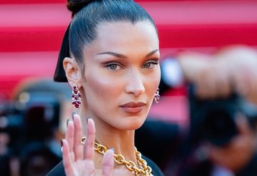 Bella Hadid, Cannes Premierede Dramatik Bir Schiaparelli Elbisesiyle