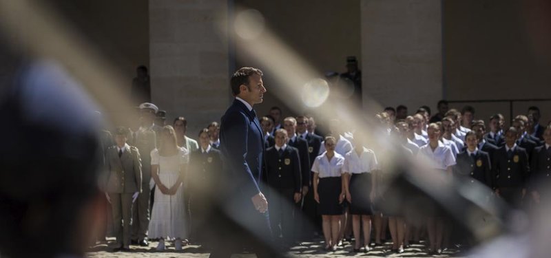 No confidence vote in French parliament fails, as expected