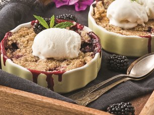 Şeftali Ve Böğürtlenli Crumble Tarifi