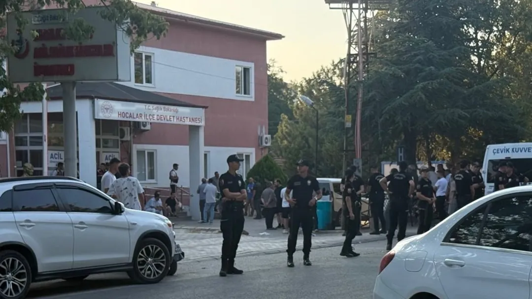 AFYONKARAHİSAR’DA 77 YAŞINDAKİ BABA, OĞLUYLA TARTIŞAN 2 KİŞİYİ ÖLDÜRDÜ.