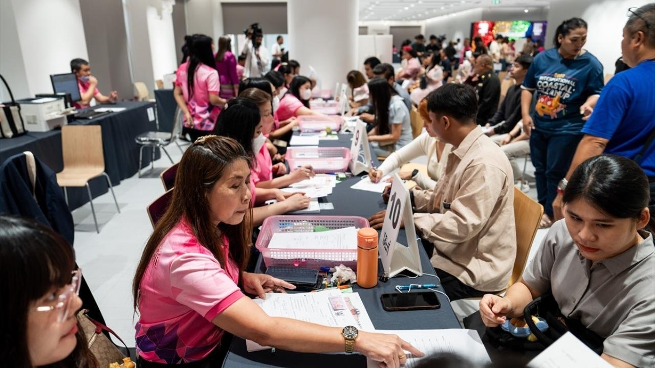 Over 1,000 couples celebrate Valentines Day with mass wedding in Bangkok