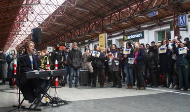 Tom Odell sings for Ukrainian refugees at Romanian station