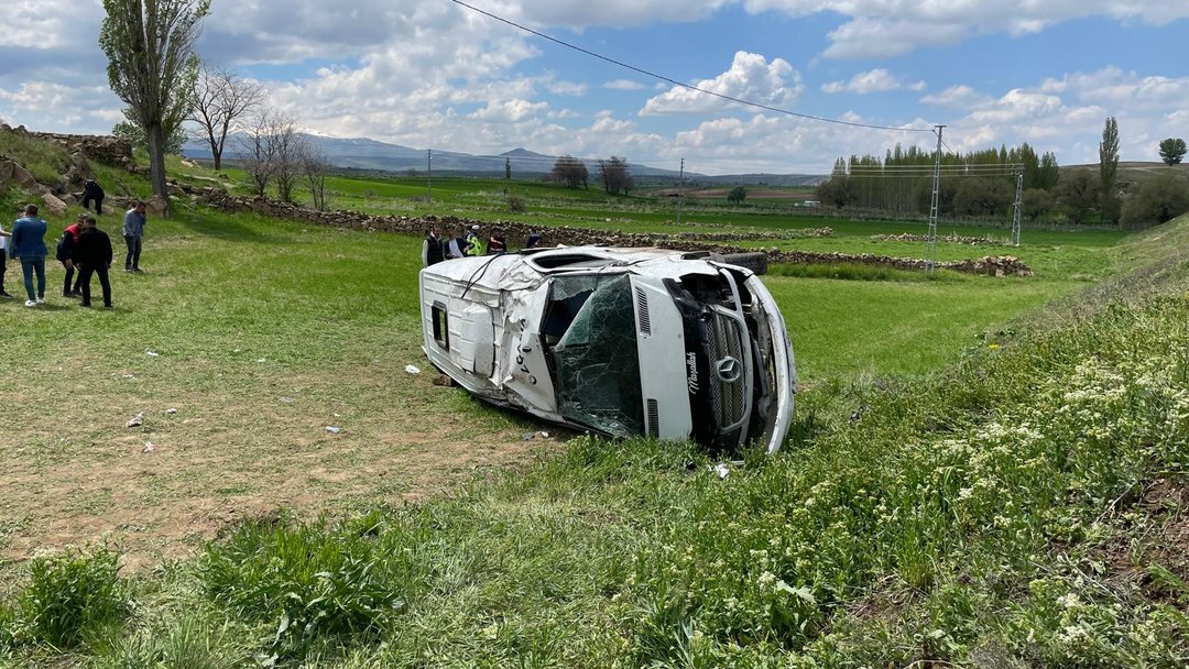 KAYSERİ’DE ÖĞRENCİ SERVİSİ DEVRİLDİ