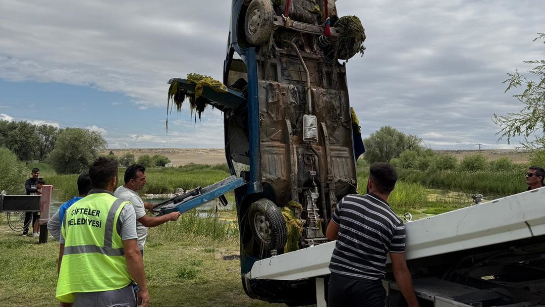 OTOMOBİL NEHRE DÜŞTÜ