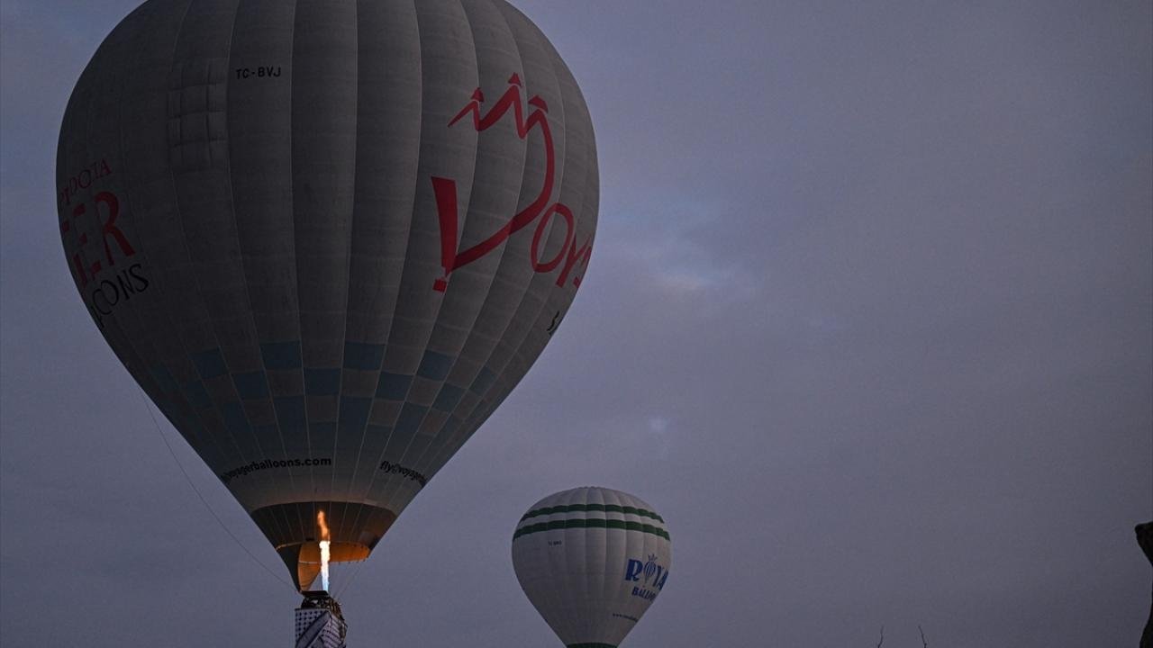 Balon udara pola keffiyeh sebagai bentuk protes atas aksi Genosida di Gaza diterbangkan di Cappadocia Turki. (anews)