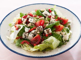 Baharat Soslu Peynirli Salata