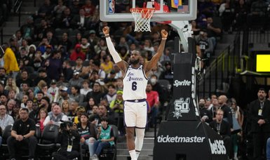 LeBron returns to help power Lakers to win