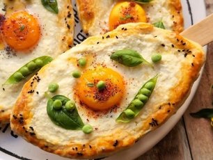 Keçi Peynirli Yumurtalı Pide
