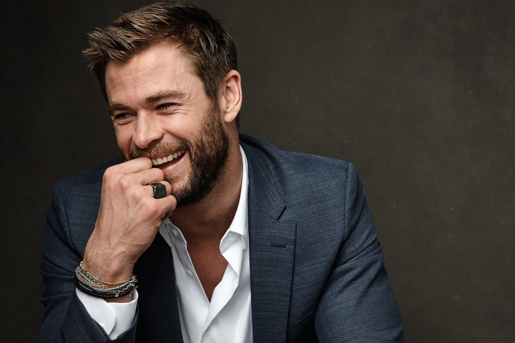 CHRİS HEMSWORTH ’SİYAH GİYEN ADAM’ OLACAK