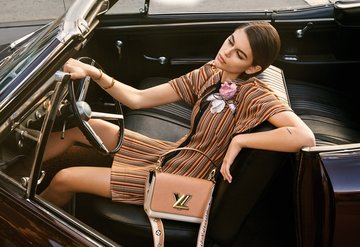 Kaia Gerber, LV Twist için kamera karşısında!