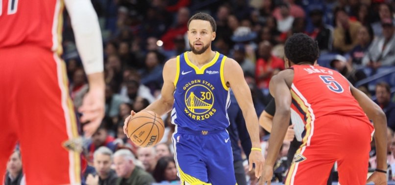 STEPH CURRY POURS IN 42 AS WARRIORS ROLL OVER PELICANS