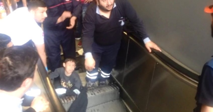 Metro durağında çocuğun bacağı yürüyen merdivene sıkıştı