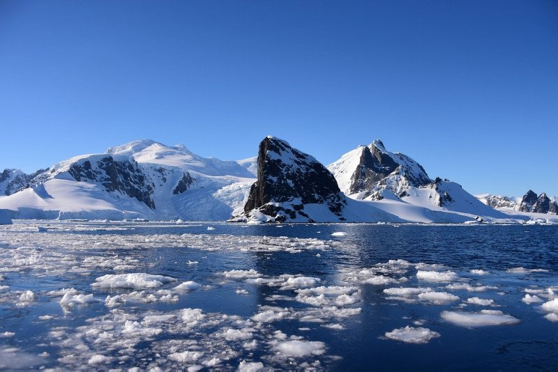 Scientists in Arctic race to preserve ice memory