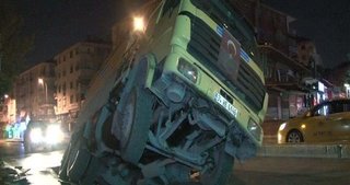 Maltepe’de yol çöktü!