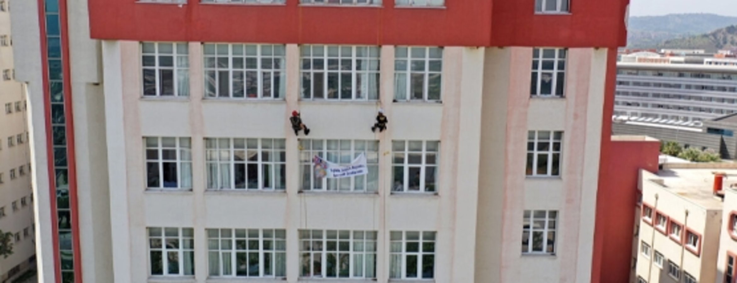 Aydın’da hastane başhekimi, tedavi gören çocuklara moral vermek için 8. kattan iple inerek pankart açtı