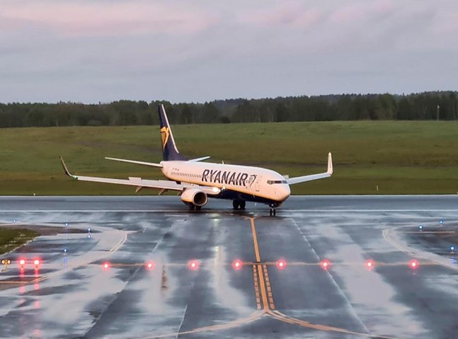 Bomb alert on Poland to Greece Ryanair flight: ministry source