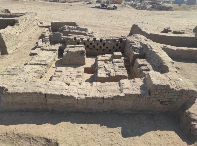 Egypt archaeologists uncover 'complete' Roman city