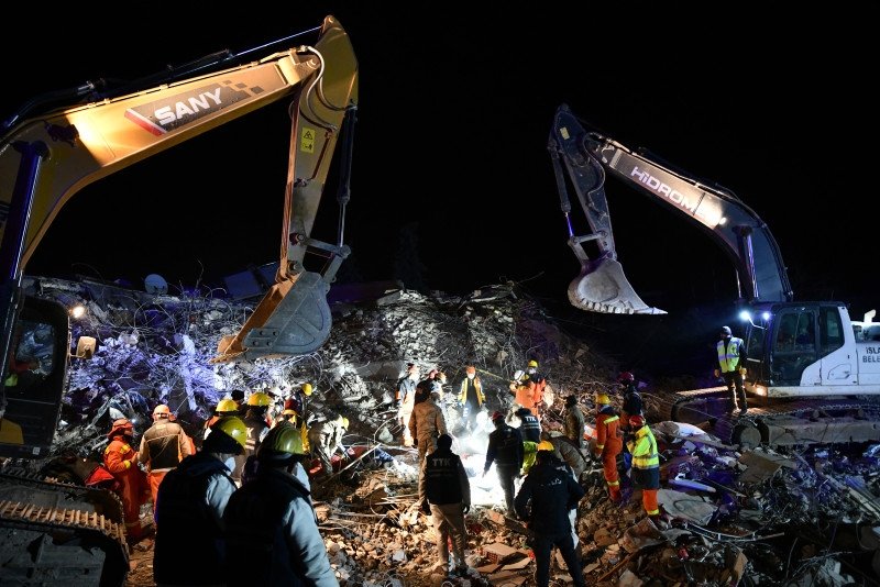 Rescue teams save more survivors of powerful earthquakes in southern Türkiye